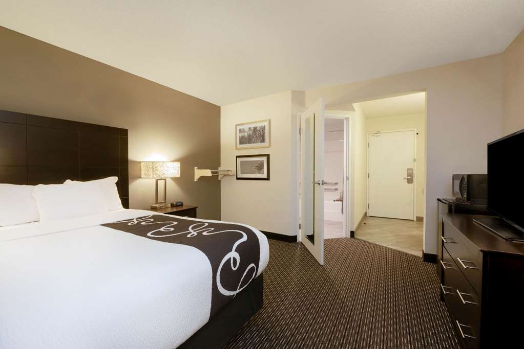 La Quinta Inn & Suites by Wyndham Cleveland Macedonia - photo 24