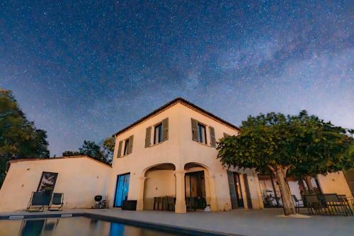 Bienvenue au Mas du Roulier villa provenA ale avec vue hypnotique sur la chaine des Puys — 4-Star Luxury Hotel in Thiers, France