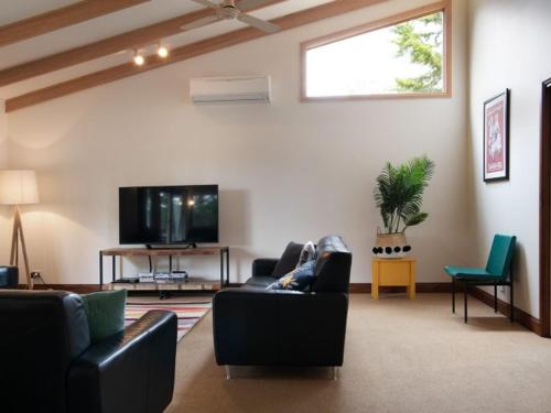 Serena a stone's throw from Lake Daylesford - carbon neutral hotel in Daylesford