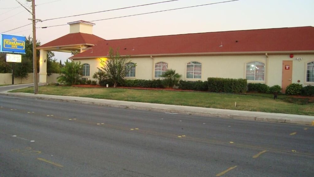 Winnquest Inn Near Ft. Sam Houston - photo 42