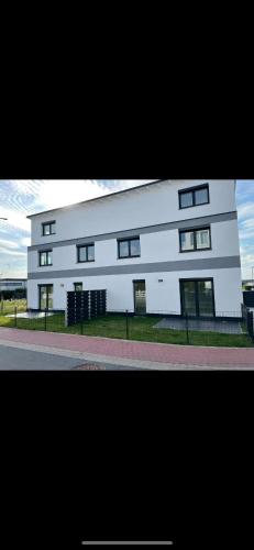 Neu gebautes komplettes Reihenhaus — hotel in Oberasbach