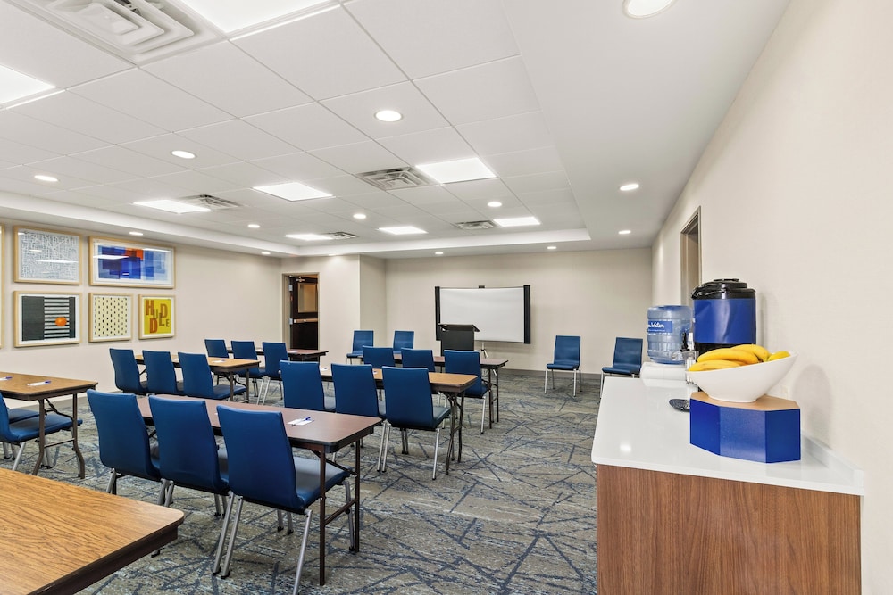 Holiday Inn Express and Suites Fairmont by IHG - photo 59