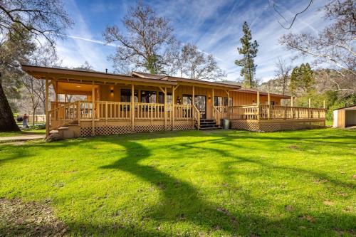 Serene Riverfront Home 150 yds from the River — 4-Star Luxury Hotel in Three Rivers, United States