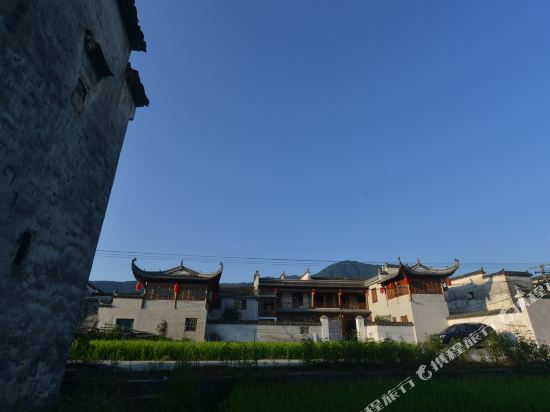 Qsiszy - carbon neutral hotel in Unknown City