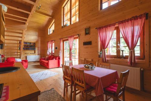 Casute cu cerdac — 4-Star Luxury Hotel in Saru Dornei, Romania