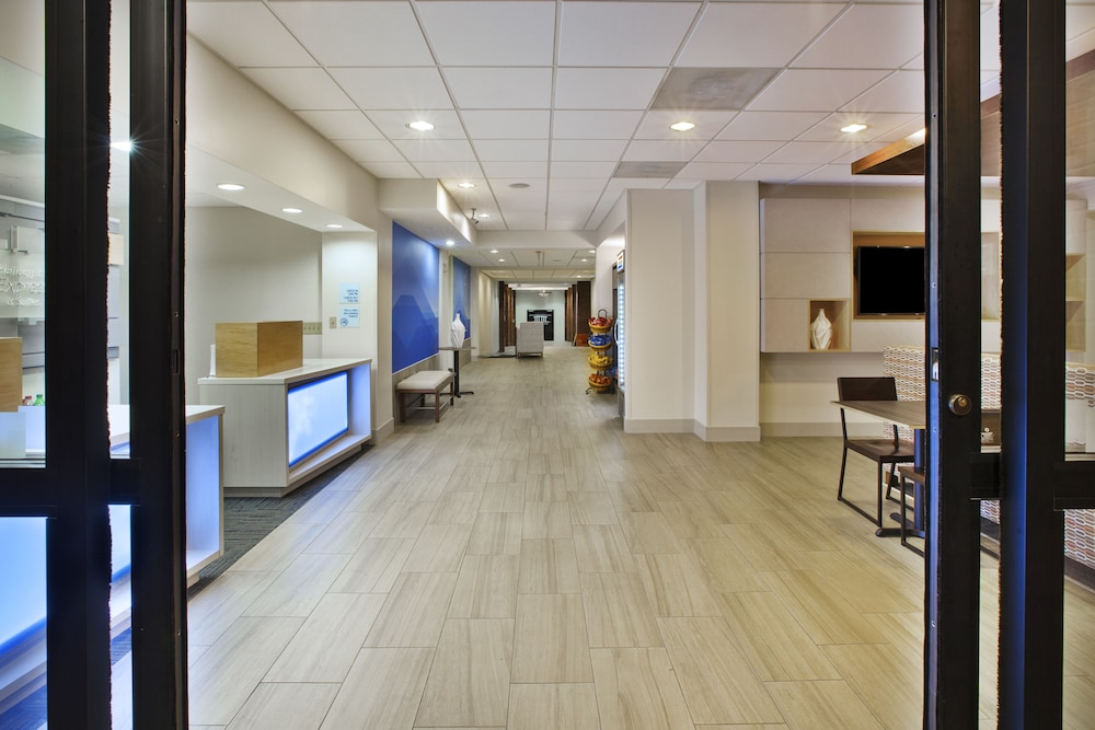 Holiday Inn Express & Suites Manchester by IHG - photo 40
