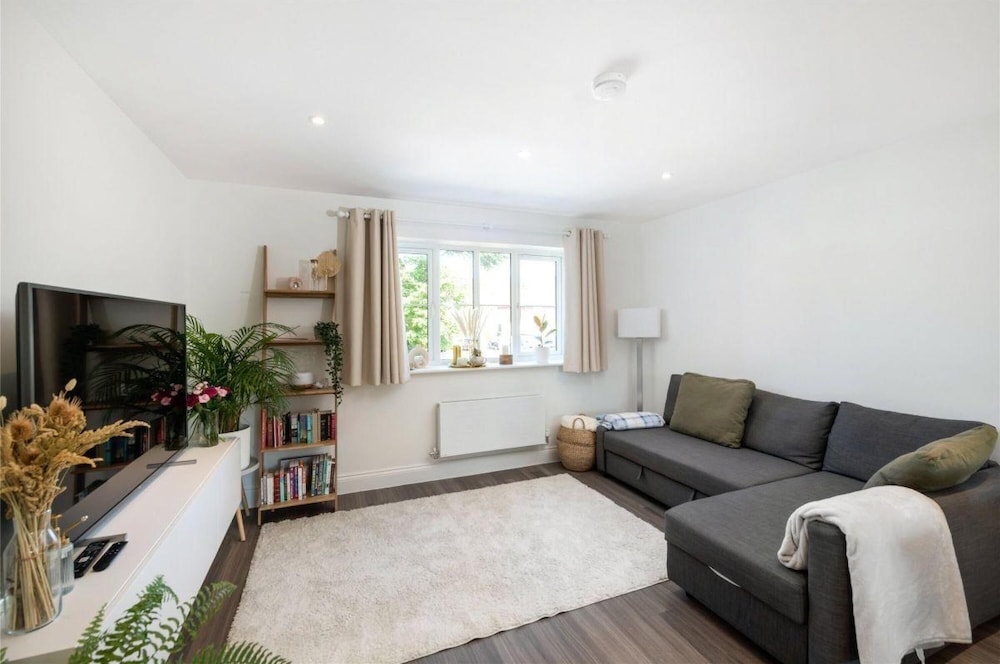 2 Bed 2 Bath Apt Close To Reigate Station 2230 19701046 — Reigate