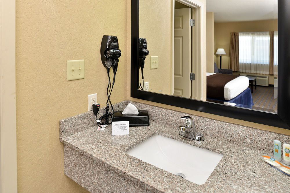 Quality Inn & Suites Carrizo Springs North - photo 4