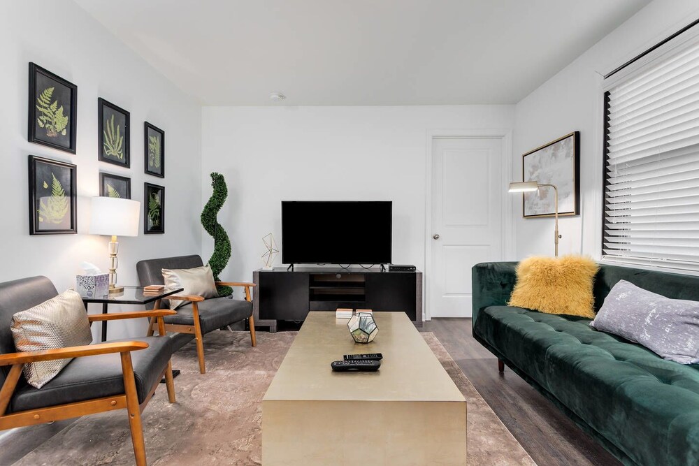 10 BRs Comprised of 2 5BR Suites by Domio - photo 32