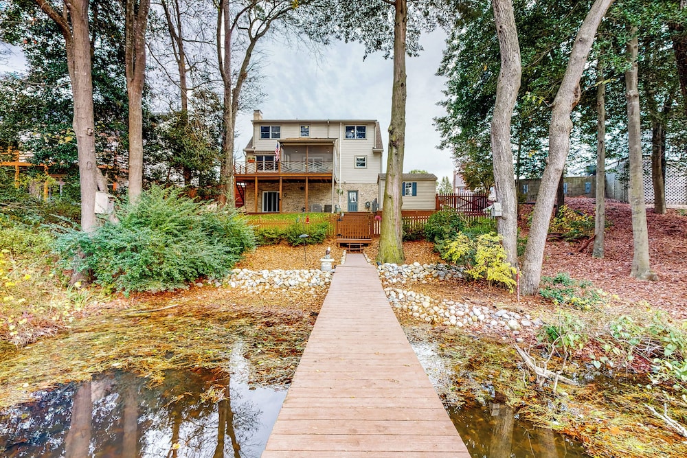 Waterfront Family Haven With Dock And Theater Room — Salisbury
