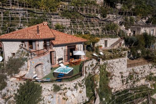 Villa Santa Rosa con Jacuzzi e vista panoramica — 4-Star Luxury Hotel in Amalfi, Italy