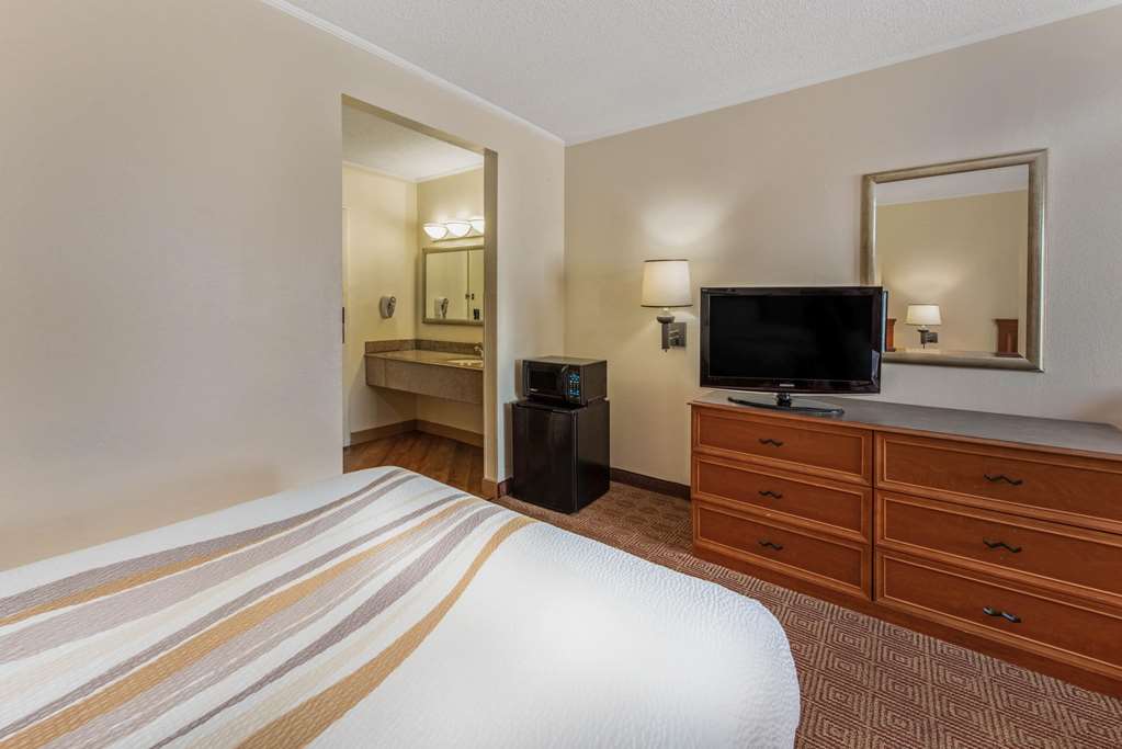 La Quinta Inn & Suites by Wyndham Tampa Brandon West - photo 34