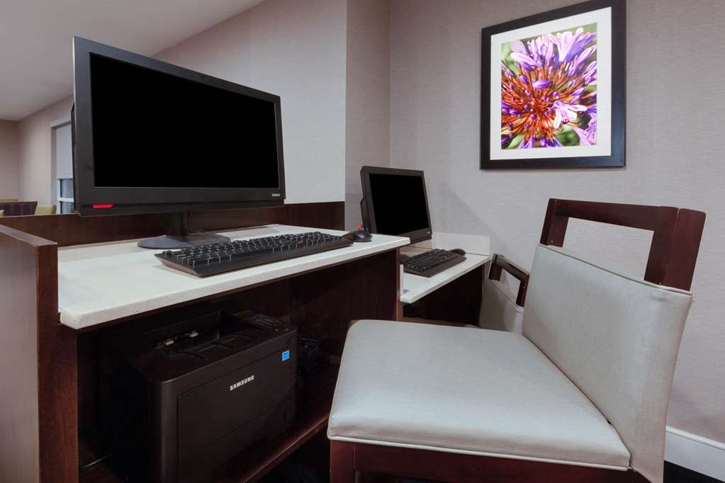 La Quinta Inn & Suites by Wyndham Detroit Utica - photo 31