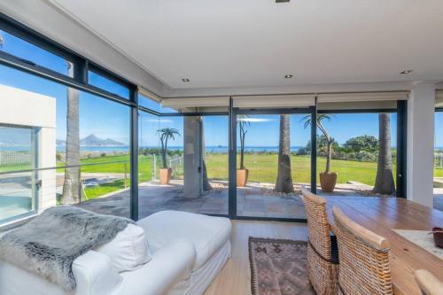Villa Paradis ocean front with views to behold