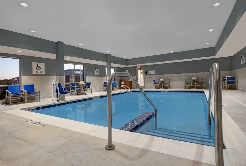 Holiday Inn Express & Suites Milwaukee Brookfield by IHG - photo 28