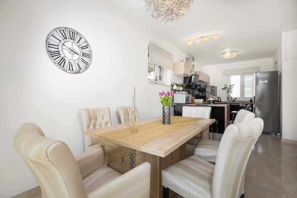 Holiday Home Roko&Iva — 4-Star Luxury Hotel in Brodarica, Croatia