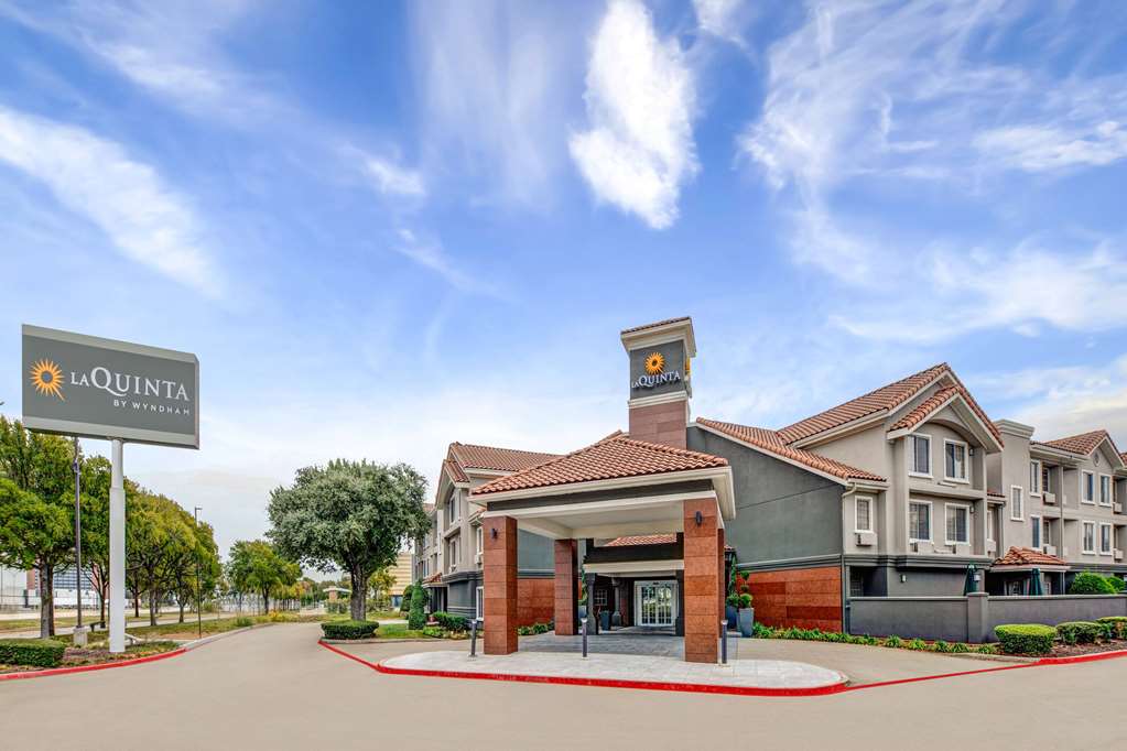 La Quinta Inn & Suites by Wyndham Dallas DFW Airport North - photo 4