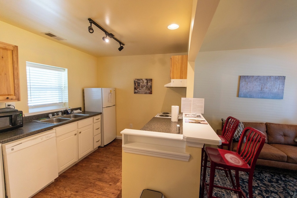 Howard's Creek Inn - photo 47
