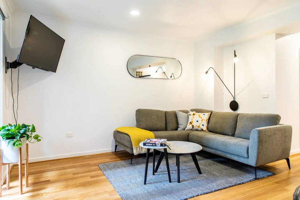 Luxury spacious 2 Bedroom Fitzroy Apartment — 4-Star Luxury Hotel in Melbourne, Australia