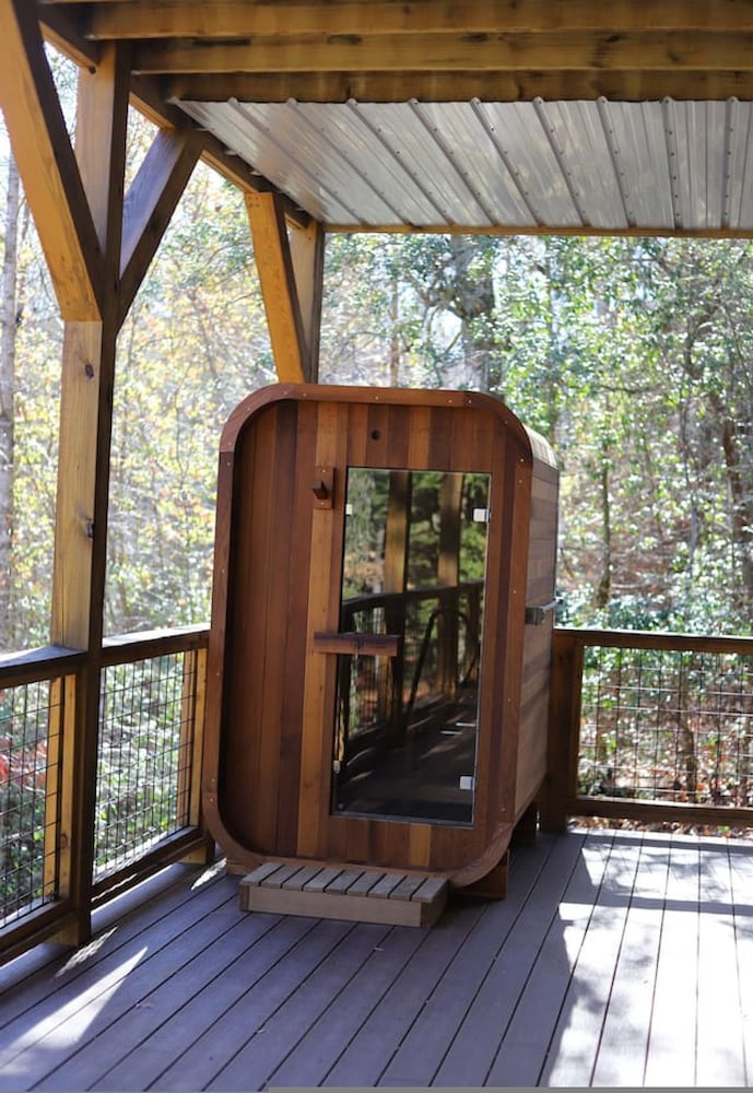Wet Dry Sauna w Fireplace Close to Waterfalls in Brevard, United States