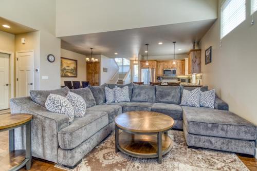 Bright Modern Retreat In Eagle Crest Resort — Redmond