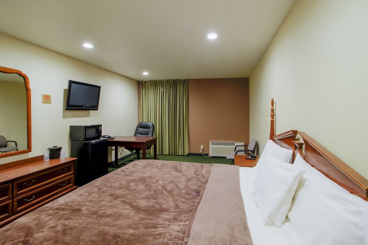 OYO Pinewood Inn & Suites Silsbee - photo 77