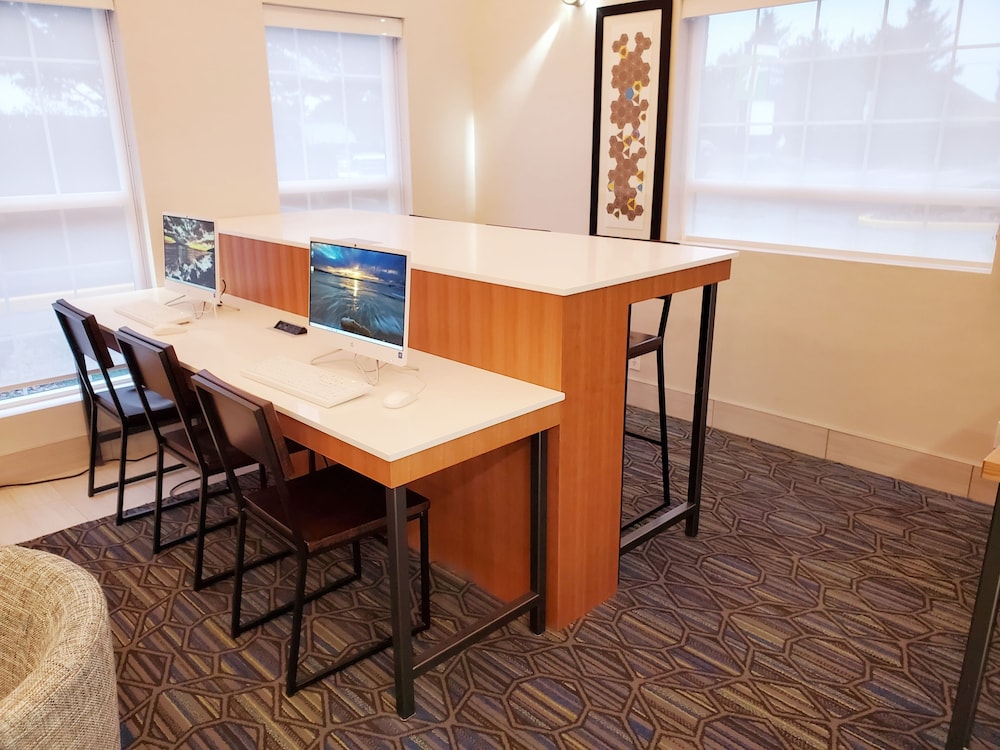 Holiday Inn Express & Suites Lincoln City by IHG - photo 41