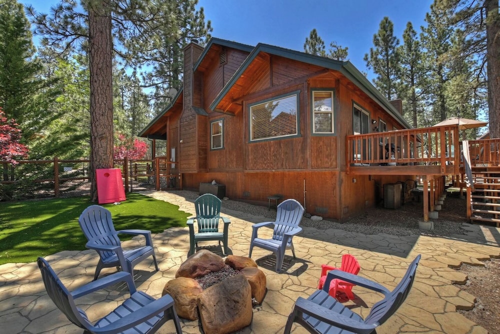 Teakwood Cozy Wood Cabin with Fireplace — 5-Star Luxury Hotel in Big Bear Lake, United States