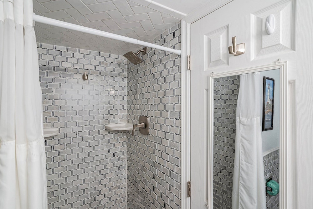 1009 Waters Edge Resort 1 Bedroom Condo by RedAwning - photo 12