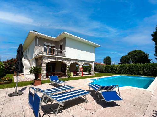 Villa Marina Risveglio Vista Lago Con Piscina — 4-Star Luxury Hotel in San Martino Della Battaglia, Italy