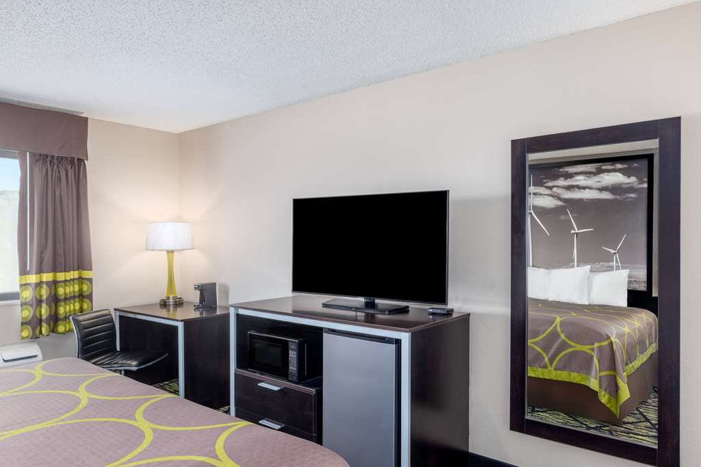 Super 8 by Wyndham Pratt - photo 14