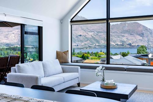 Water Lily Lake and Mountain Views in Wanaka, New Zealand