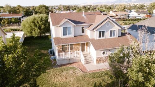 Family Retreat Near SLC Airport 6 BR 3 Bath — 4-Star Luxury Hotel in West Valley, United States