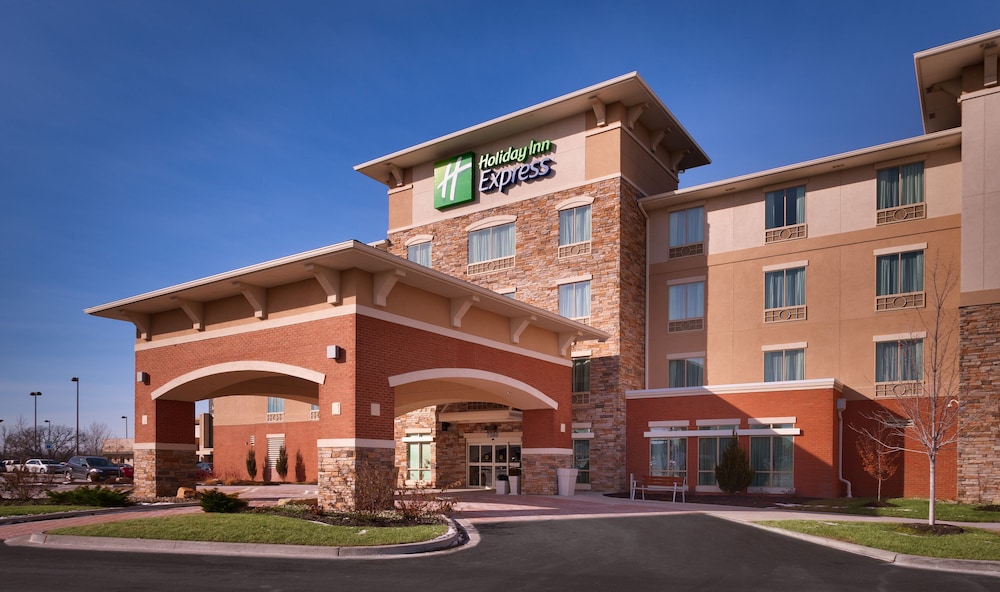 Holiday Inn Express and Suites Overland Park by IHG - photo 34