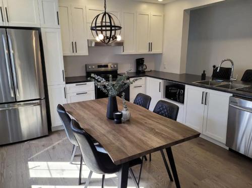 Free Parking Beautiful 4 1 2 2 BR apartment — 4-Star Luxury Hotel in Montreal, Canada