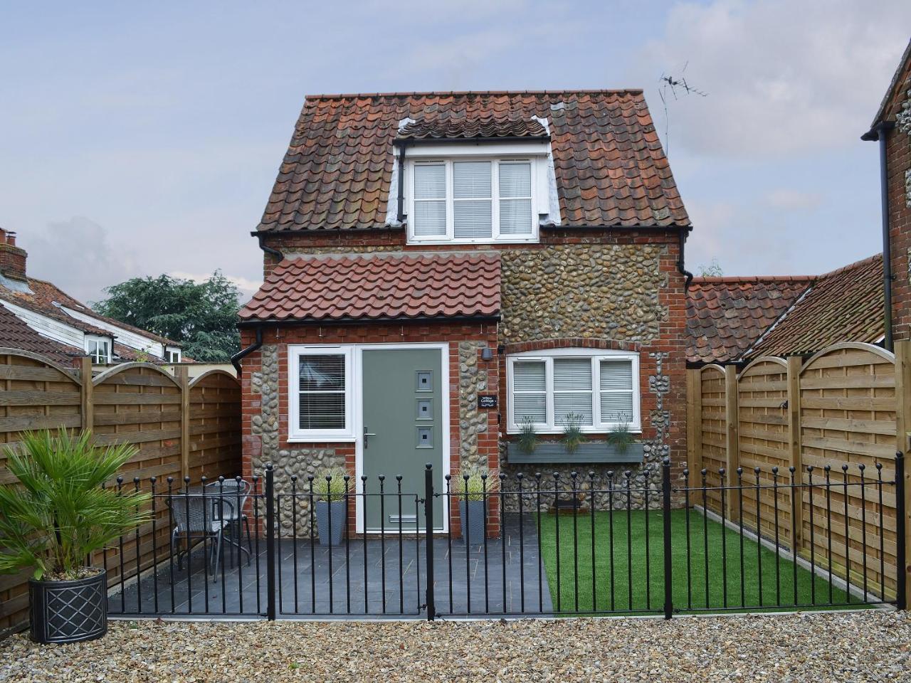 Willow Cottage — 5-Star Luxury Hotel in Mundesley, United Kingdom