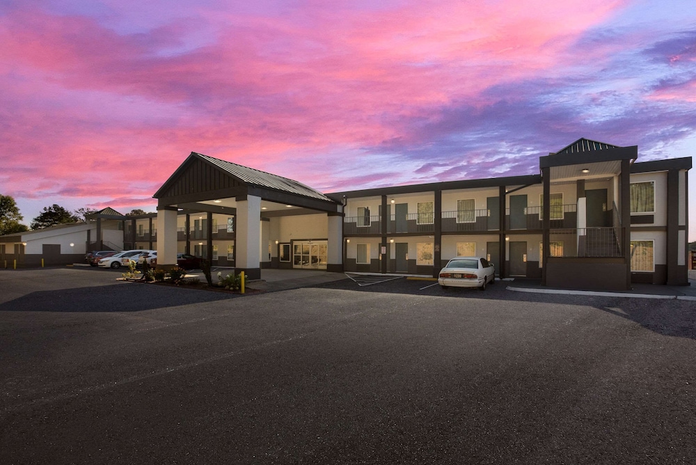 Econo Lodge Commerce - photo 56