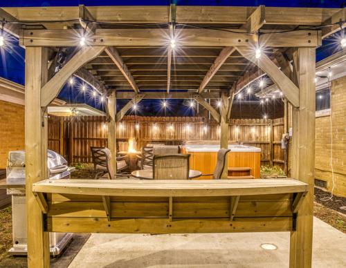 Modern Beach Bungalow Firepit Foosball Hot tub IN Dunes Natl Park — 4-Star Luxury Hotel in Miller, United States