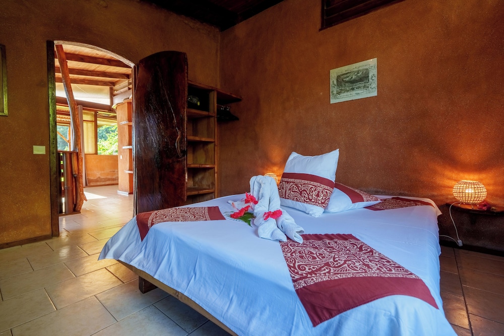Vanira Lodge — 4-Star Luxury Hotel in Teahupoo, French Polynesia