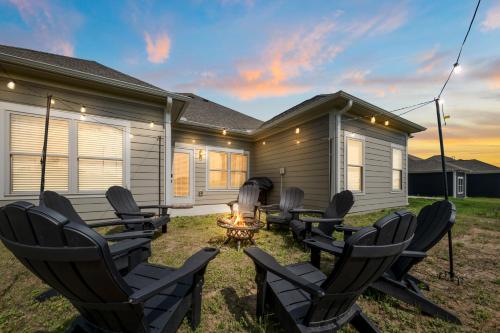 Modern 4BR Home with Game Room and Fire Pit Near Downtown Cullman — 4-Star Luxury Hotel in Cullman, United States