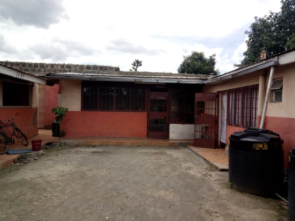 Queens Village Hotel — hotel in Nakuru