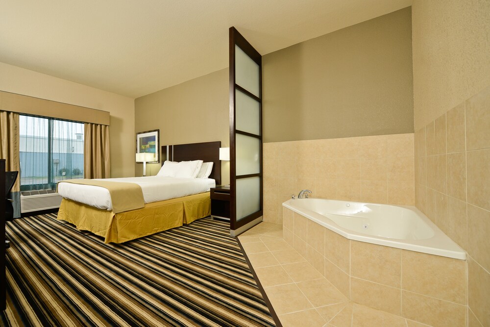 Holiday Inn Express & Suites Forrest City by IHG - photo 2