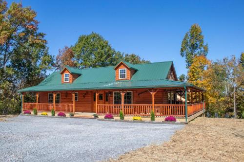 Hickory Ridge Cabin Fire pit — 4-Star Luxury Hotel in Ewing, United States