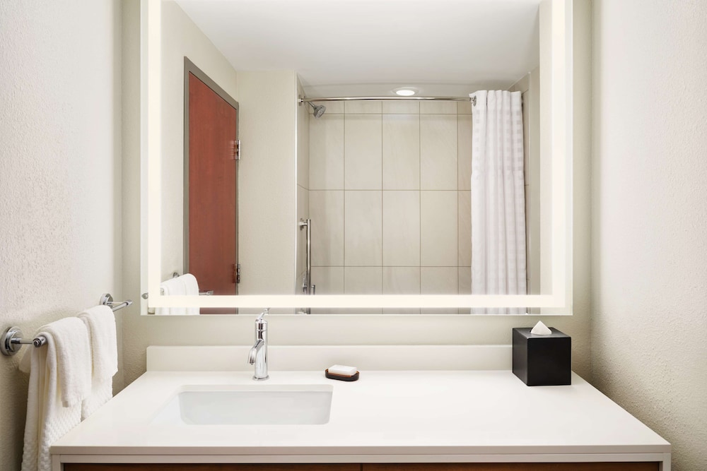 Embassy Suites by Hilton Hampton Convention Center - photo 29
