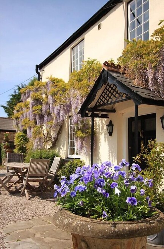 Kilbury Manor B&B — 4-Star Luxury Hotel in Buckfastleigh, United Kingdom