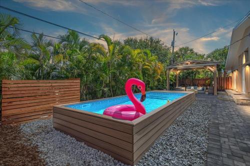 5B Modern Pool Game Room Beachside 7 Bed Mural AC Washer Dryer — hotel in Indian Harbour Beach