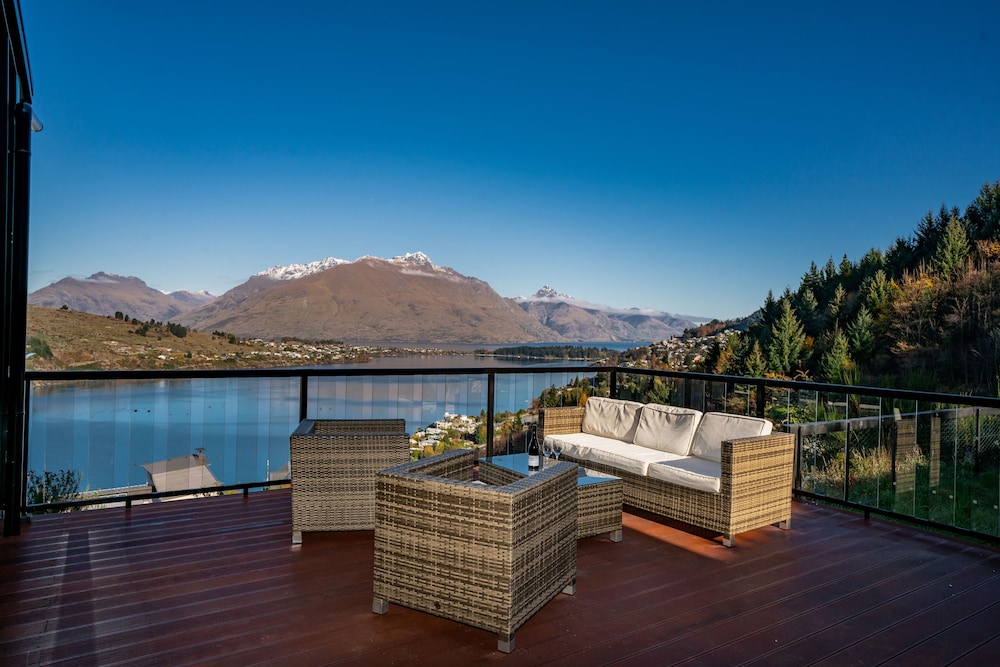 A Luckie Charm 5 Bedroom Townhouse — 4-Star Luxury Hotel in Queenstown, New Zealand