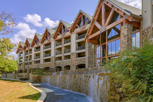 Relax surrounded by nature in this 1BD resort condo with resort amenities — hotel near Branson Airport