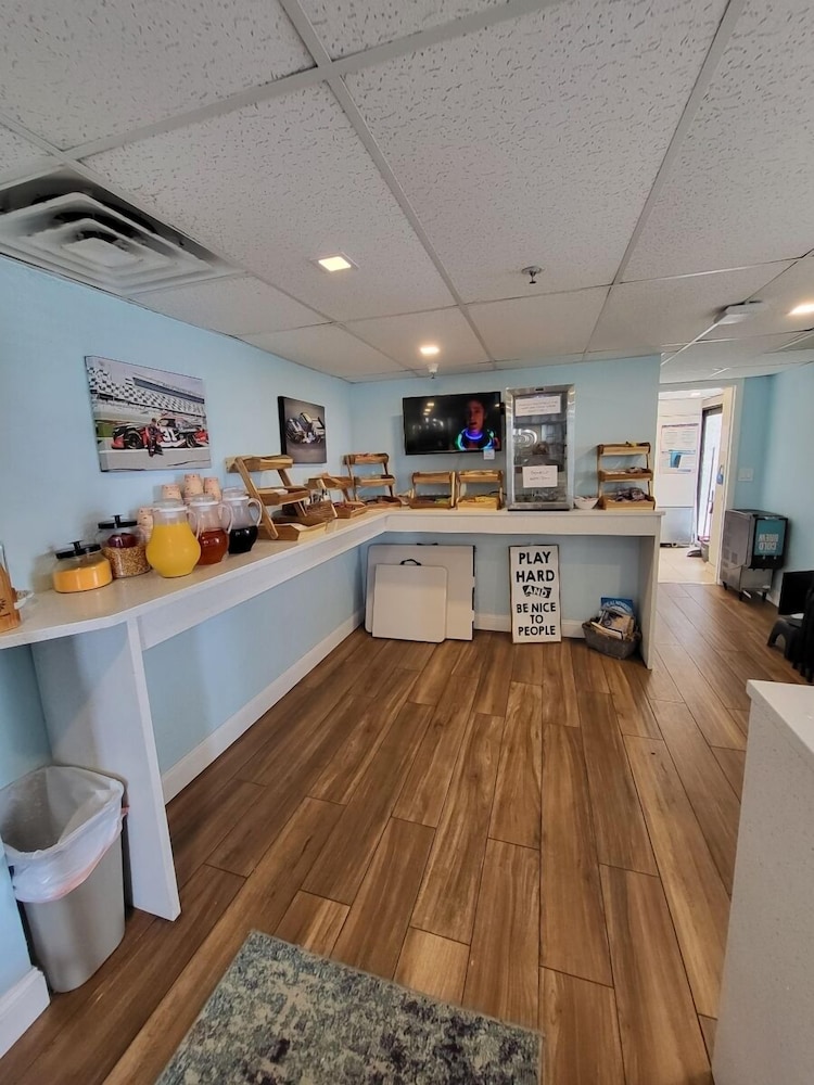 Beachside Hotel - photo 3