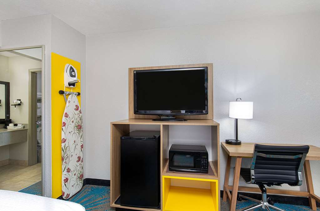 Days Inn by Wyndham Savannah - photo 26